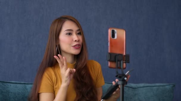 Asian women life Coach video call with students to suggest success business way. Young entrepreneur streaming in social media, Freedom and active lifestyle concept, Communicate sales via live video. - Footage, Video