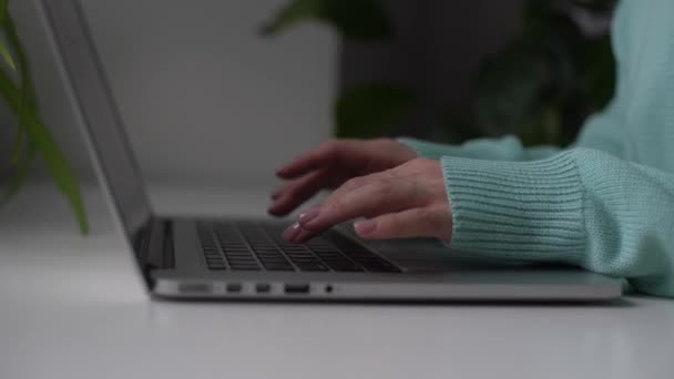 mujer usando el ordenador portátil, buscando en la web, la información de navegación, tener un lugar de trabajo en casa
 - Metraje, vídeo