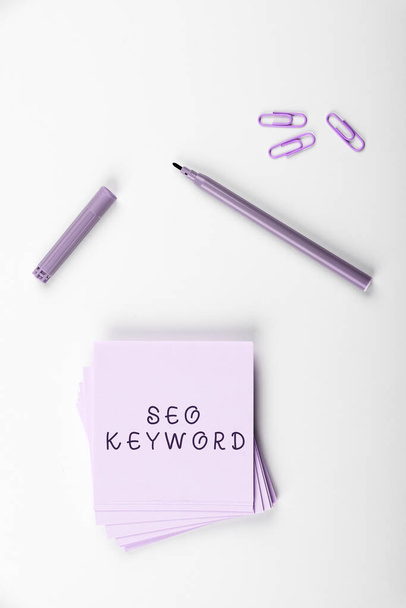 Hand writing sign Seo Keyword, Business overview phrases in your web content that help people find your site - Fotografie, Obrázek