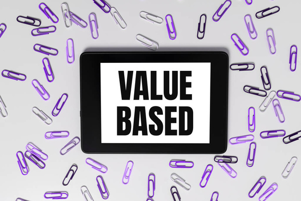Podepsat zobrazení Value Based, Word Written on Vezmeme-li v úvahu produkt, který stojí za to uspokojit zákazníka - Fotografie, Obrázek