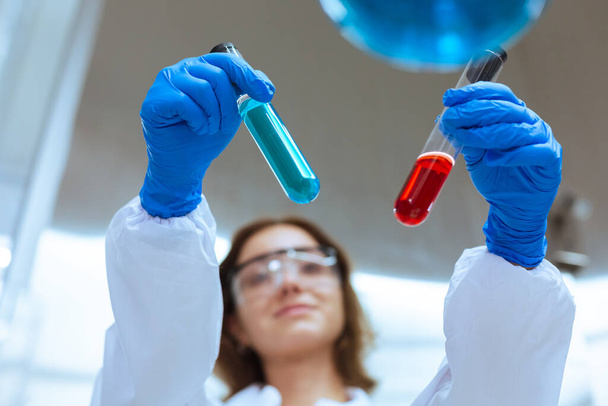 化学試験管を閉じて、女性科学者は研究室で試験管で化学を研究し、テストしています。学生医学実験分析バイオテクノロジー. - 写真・画像