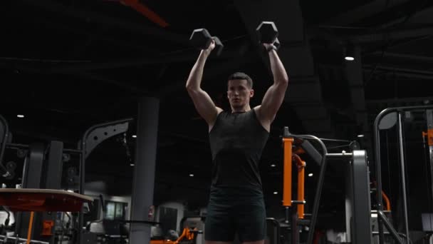 muscular athlete practicing weightlifting sport in gym with dumbbell. weightlifting sport athlete in gym. sport training of athlete in gym. - Séquence, vidéo