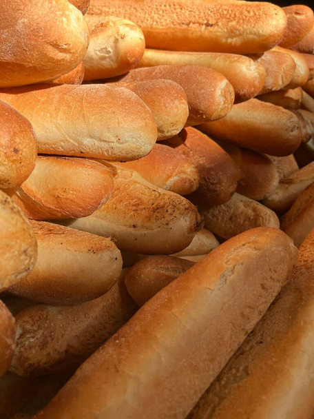 Μαξιλάρια φρεσκοψημένης μπαγκέτας ψωμιού, Essaouira, Μαρόκο. Υψηλής ποιότητας φωτογραφία - Φωτογραφία, εικόνα