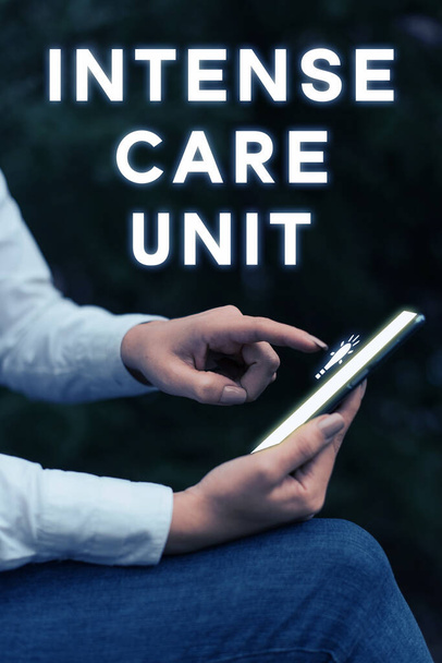 На знаку "Інтенсивне піклування" (англ. Intense Care Unit) Бізнес показує відділ у лікарні, який надає інтенсивну допомогу критично хворим або пораненим. - Фото, зображення
