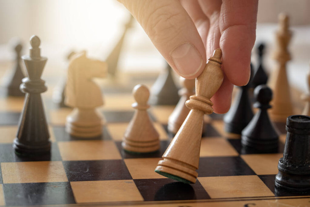відмовитися від шахової концепції рука тримає короля
 - Фото, зображення