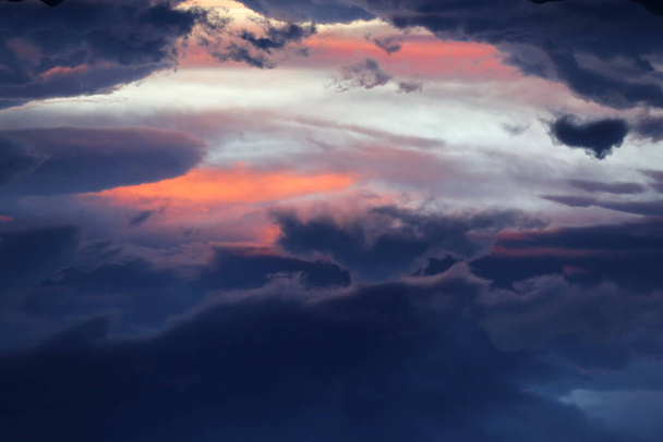 красивое закатное небо с облаками - Фото, изображение