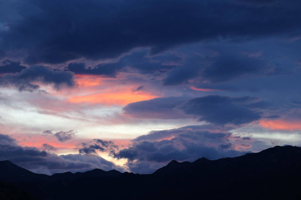 prachtige zonsondergang boven de bergen - Foto, afbeelding