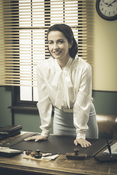Business woman leaning on desk - Foto, imagen