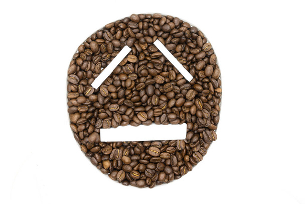 Beyaz arka planda kahve çekirdekleri, emojiye benzemek için dizilmiş. - Fotoğraf, Görsel