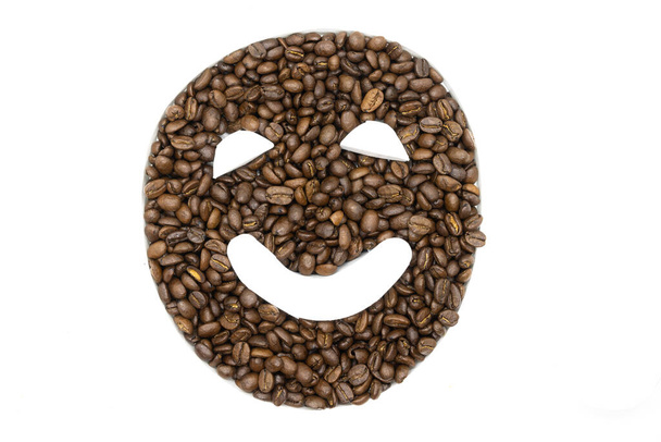 Beyaz arka planda kahve çekirdekleri, emojiye benzemek için dizilmiş. - Fotoğraf, Görsel