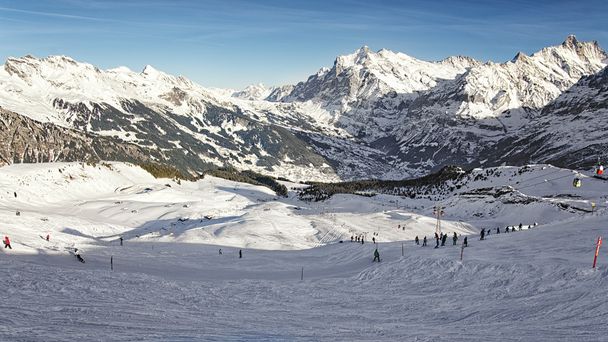 Männer und Frauen auf Skiern und Snowboards im Wintersportort in - Foto, Bild