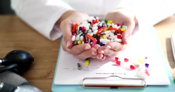 Pile of medicine pills in doctor hand in clinic. Criteria for medical choice of medicines - Filmmaterial, Video