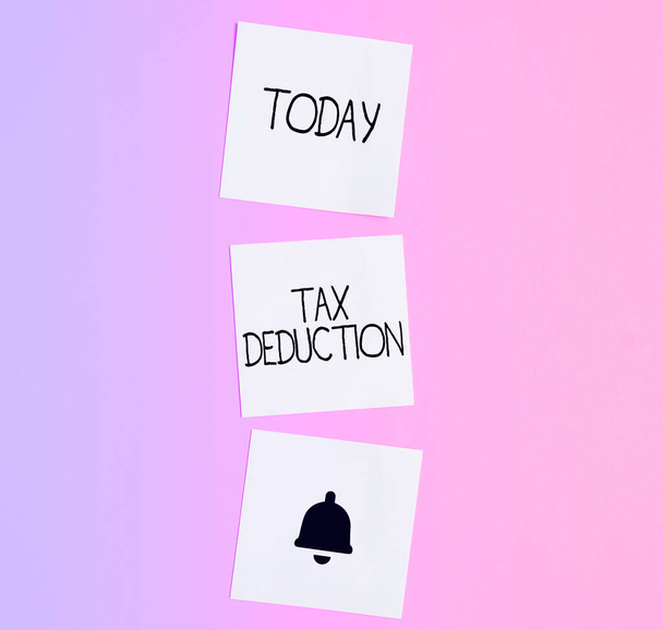 Tekst bijschrift presenteren Belastingaftrek, Internet Concept bedrag afgetrokken van het inkomen voor de berekening van de verschuldigde belasting - Foto, afbeelding