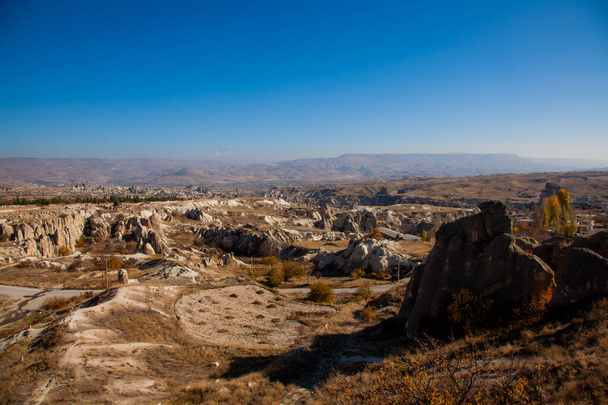 Valley canyon in Cappadocia, sunny day, clear blue sky, Turkey - Foto, afbeelding