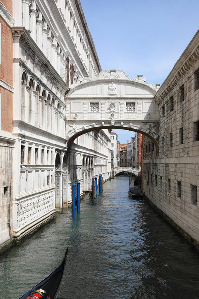 Famous Bridge of Sighs in Venice in Northern Italy in summer - Foto, Imagen