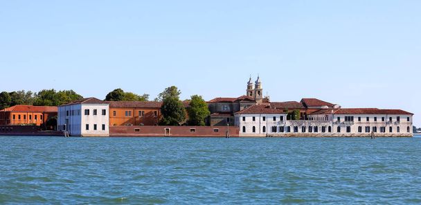 Острів Сан-Серволо біля Венеції в Італії, який колись використовувався венеціанцями як божевільний будинок. - Фото, зображення