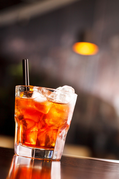 Cocktail with ice in the bar - Valokuva, kuva