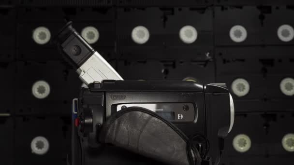 Rotating vintage retro video camera. Outdated old technology, film production. Close-up. - Filmagem, Vídeo