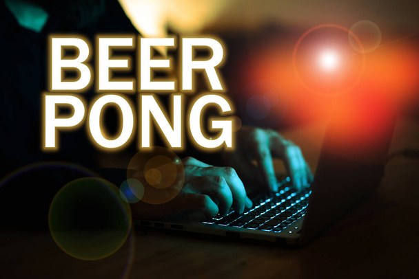 Visualizzazione concettuale Birra Pong, Foto concettuale un gioco con un set di tazze contenenti birra e rimbalzare o lanciare una palla da ping-pong - Foto, immagini