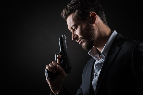 Homem legal segurando arma
 - Foto, Imagem
