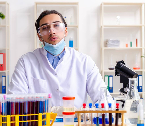 Der junge Chemiker im Labor - Foto, Bild