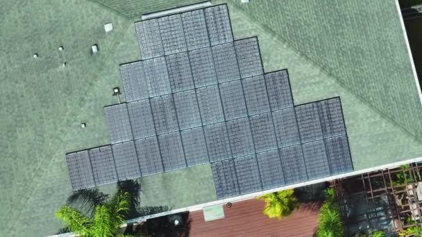 Gewone residentiële woning in de VS met dak bedekt met zonnepanelen voor de productie van schone ecologische elektriciteit in voorstedelijk plattelandsgebied. Concept van investeren in een autonoom huis voor energiebesparing. - Video