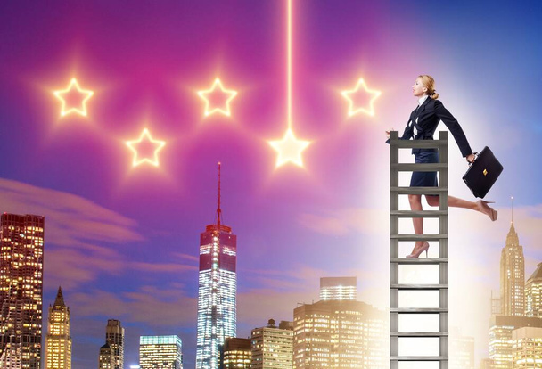 Η επιχειρηματίας προσπαθεί να προσεγγίσει τα αστέρια στην ιδέα της επιτυχίας - Φωτογραφία, εικόνα
