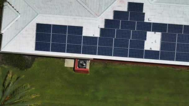 Casa residenziale americana standard con condizionatore esterno e tetto coperto con pannelli solari fotovoltaici per la produzione di energia elettrica pulita - Filmati, video