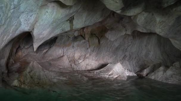 Motorbootausflug zu den Marmorhöhlen, Capillas de Murmol, am Lago General Carrera entlang der Carretera Austral in Chile, Patagonien - Filmmaterial, Video