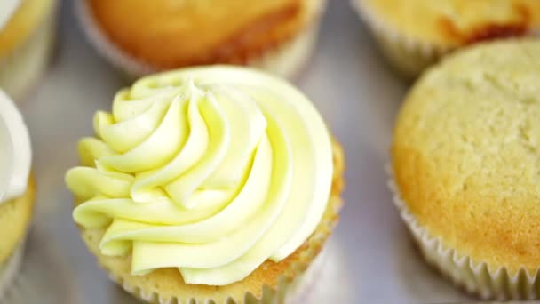 Baker maken veelkleurige cupcakes - Video