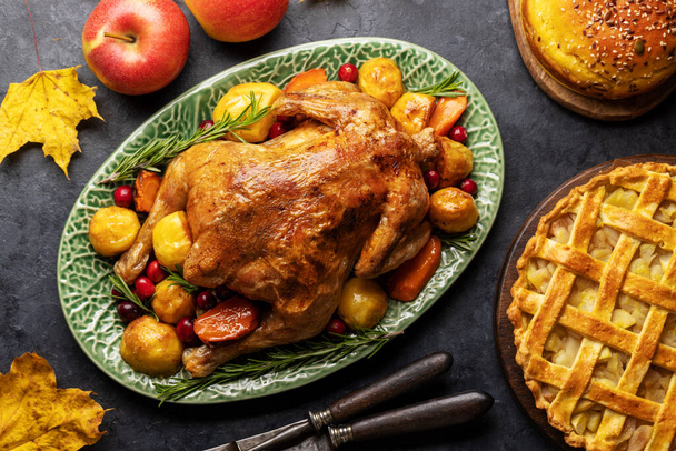 Dinde de Thanksgiving, tarte aux pommes et pain à la citrouille sur table rustique. Pose plate - Photo, image