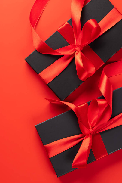 Valentinstag Karte mit zwei Geschenkboxen. Auf rotem Hintergrund mit Platz für Ihre Grüße - Foto, Bild