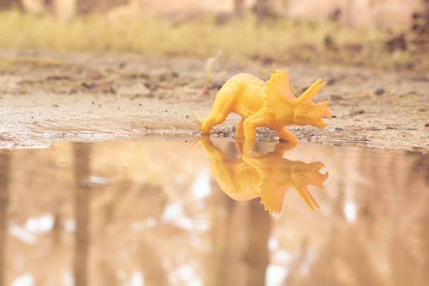 dinosaurus leluja havainnollistaa oleskelevat ympäri järveä - Valokuva, kuva