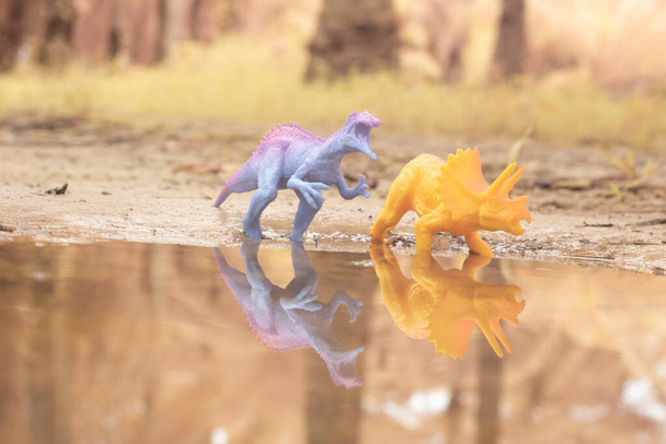 dinosaurus leluja havainnollistaa oleskelevat ympäri järveä - Valokuva, kuva