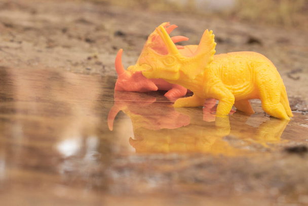 dinosaur toys illustrating loitering around the lake - Foto, immagini