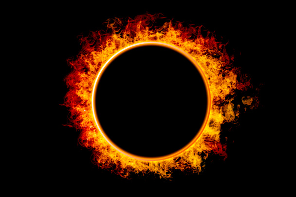 黒い背景のオレンジ色の炎の輪のフレーム - 写真・画像