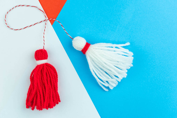 Traditional Martisor - symbol of holiday 1 March, Martenitsa, Baba Marta, beginning of spring and seasons changing in Romania, Bulgaria, Moldova. Greeting and post card for holidays. - Foto, imagen