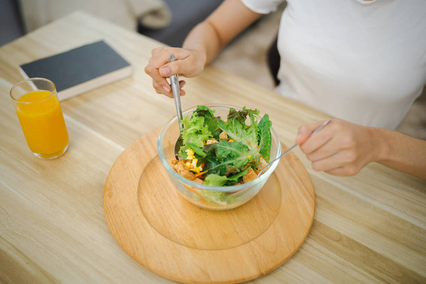 Азиатская женщина диета Потеря веса едят свежий домашний салат здорового питания концепции. - Фото, изображение