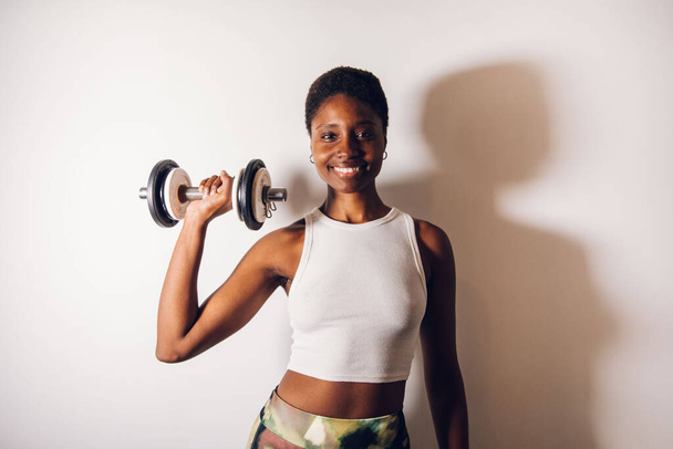 black woman with a dumbbell - Foto, Imagen
