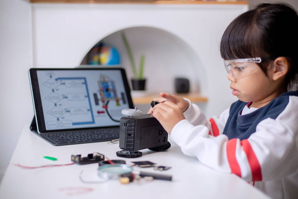 Asijští studenti se učí doma v kódování robotů automobilů a elektronických kabelů v STEM, STEAM, matematika inženýrství věda technologie počítačový kód v robotice pro děti koncept - Fotografie, Obrázek