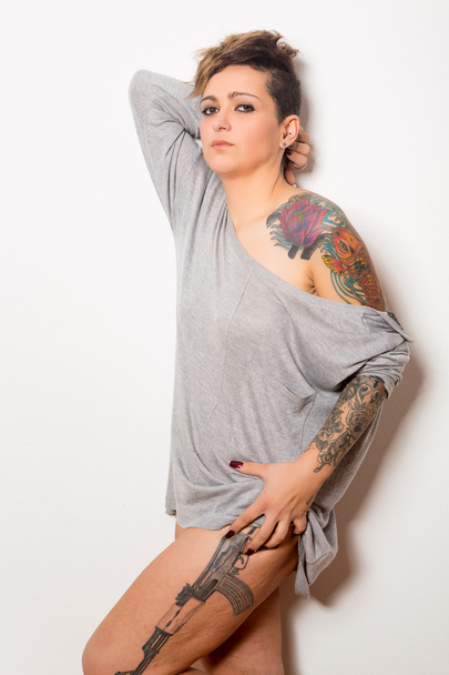 молода жінка татуюванням
 - Фото, зображення