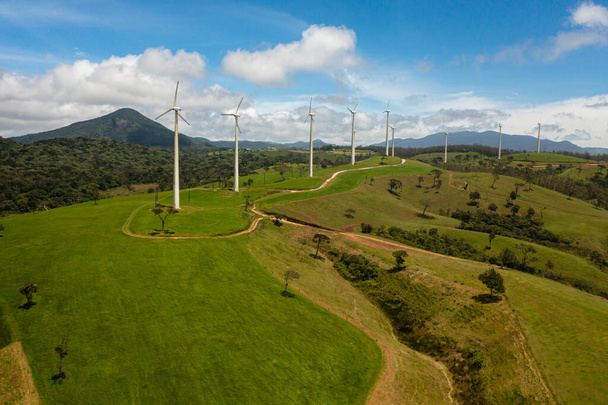 再生可能エネルギー発電のための風車のグループの空中ドローン。風力発電所。スリランカのAmbewea. - 写真・画像