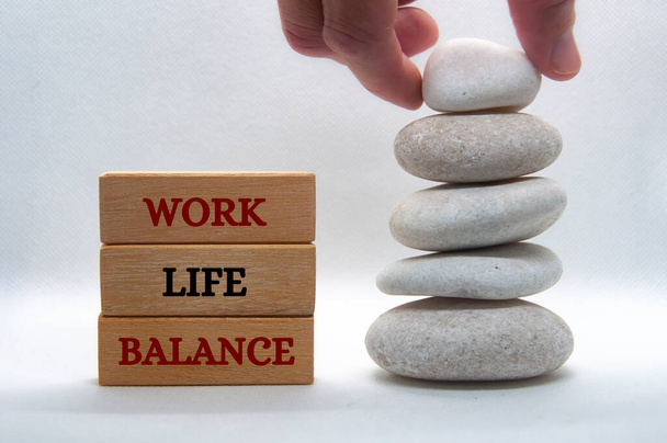 Εργασία Ισορροπία ζωής κείμενο σε ξύλινα μπλοκ με ισορροπημένη λευκό φόντο πέτρες. Νέοι τρόποι εργασίας - Φωτογραφία, εικόνα