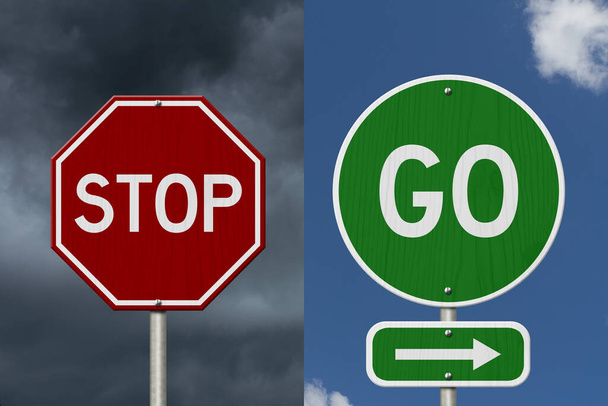 Идите и остановитесь с сообщением со стрелкой на зеленом знаке улицы с синим небом - Фото, изображение