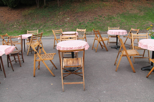 Vintage Tables and Chairs at a Railway Platform Tearoom. - Foto, Bild