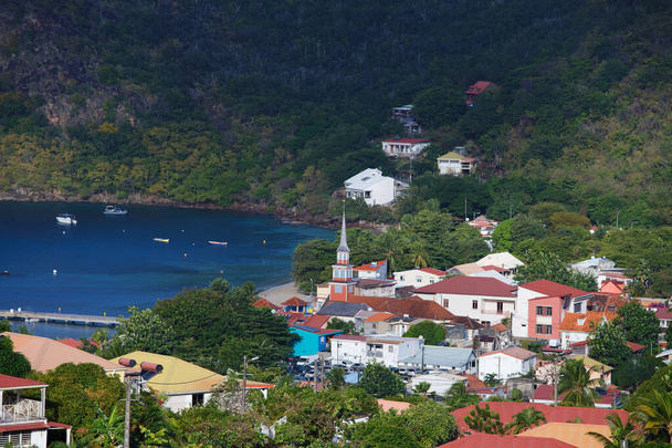 Воздушная гавань карибской деревни и бухты деревни Ле-Анс-д 'Арле на острове Мартиника. Французская Вест-Индия. - Фото, изображение