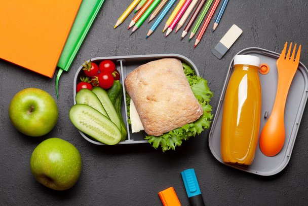 Lunch box z kanapką, warzywami i sokiem. Posiłek szkolny lub biurowy. Układy płaskie - Zdjęcie, obraz
