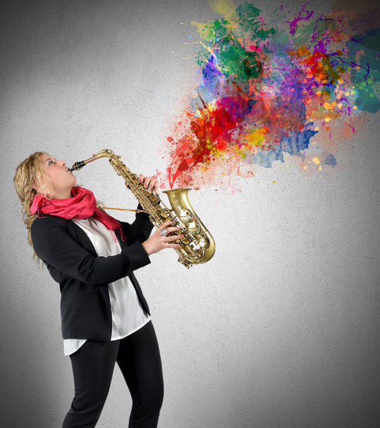 Naiset saksofonisti soittaa saksofonia
 - Valokuva, kuva