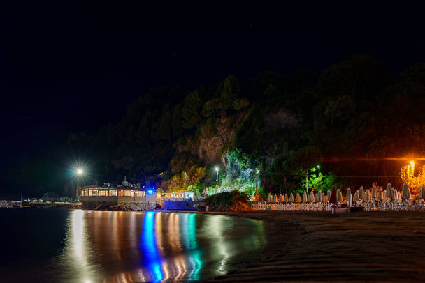 Restaurant by the sea late at night. - Fotoğraf, Görsel