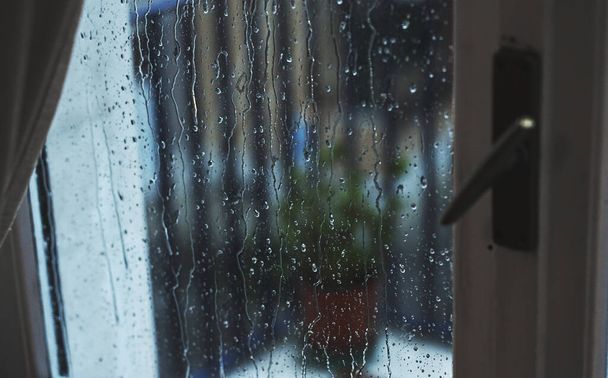 Heavy rain outside the window. Bad weather. - Foto, afbeelding